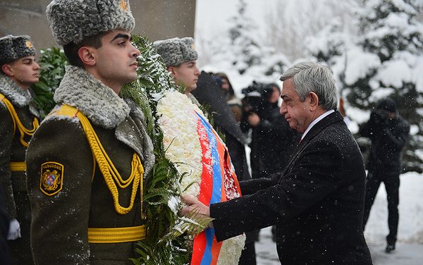 Президент Серж Саргсян посетил пантеон Ераблур - Sputnik Армения