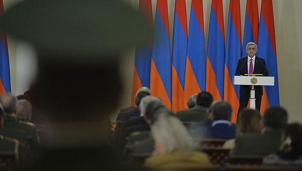 В связи с 25-летней годовщиной создания Армянской армии Президент РА Серж Саргсян наградил почти две сотни военнослужащих и ополченцев высшими наградами РА, орденами и медалями и присвоил также высокие воинские звания - Sputnik Армения