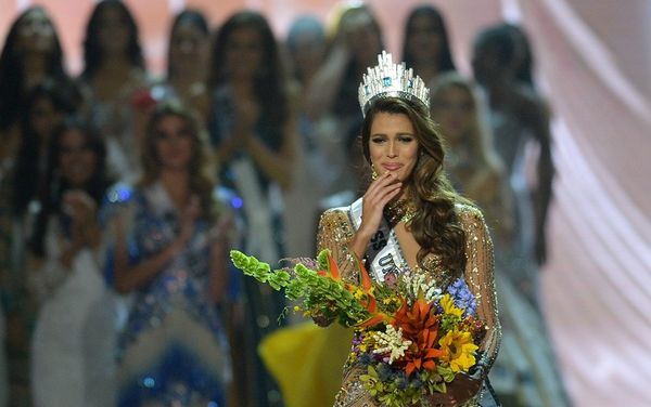 Мисс Франция Ирис Миттенэр (Iris Mittenaere) Мисс Франция Ирис Миттенэр (Iris Mittenaere) - Sputnik Армения