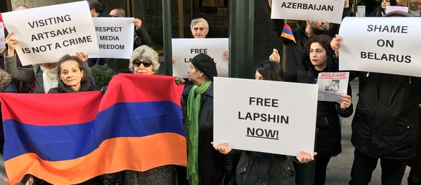 Протесты армянской общины Америки против экстрадиции блогера Лапшина у консульства Беларуси в Нью Йорке - Sputnik Արմենիա