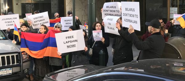 Протесты армянской общины Америки против экстрадиции блогера Лапшина у консульства Беларуси в Нью Йорке - Sputnik Армения