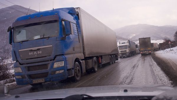 Грузовые фуры образовали очередь на дороге, ведущей из Грузии в Россию - Sputnik Армения