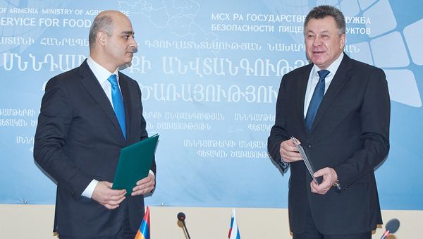 Глава Государственной службы безопасности пищевых продуктов Минсельхоза Армении Ишхан Карапетян и начальник Пограничного управления ФСБ РФ Анатолий Михеев - Sputnik Армения