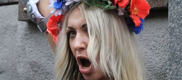 Акция женского движения FEMEN у здания СБУ в Киеве - Sputnik Армения