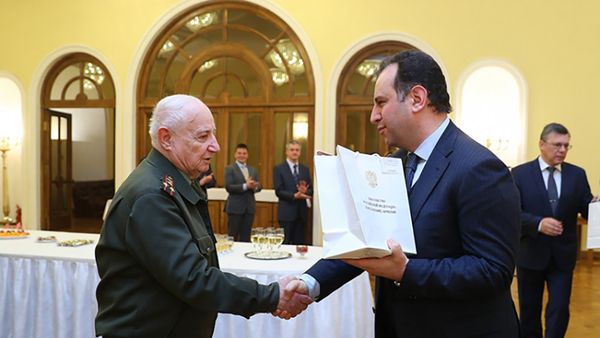 Вручение памятного альбома армянским ветеранам - участникам ВОВ - Sputnik Армения