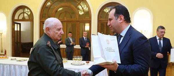 Вручение памятного альбома армянским ветеранам - участникам ВОВ - Sputnik Армения