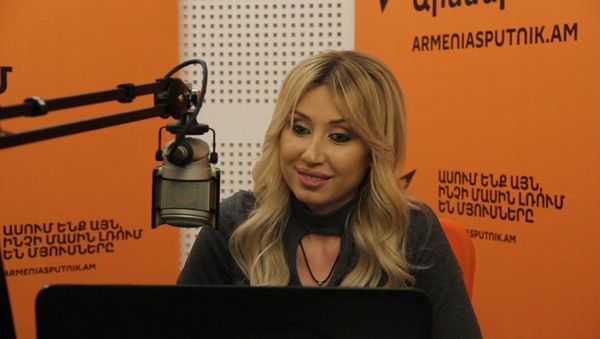 Певица Кристине Пепелян наставляет участницу проекта Ты супер! Сабину Манвелян - Sputnik Армения