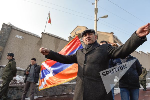 Никол Пашинян. Акция протеста у посольства Беларуси в Армении против экстрадиции блогера Александра Лапшина в Азербайджан - Sputnik Армения
