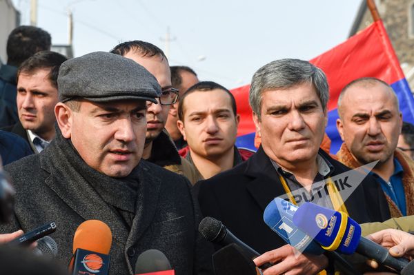Никол Пашинян и Арам Саргкисян. Акция протеста у посольства Беларуси в Армении против экстрадиции блогера Александра Лапшина в Азербайджан - Sputnik Армения