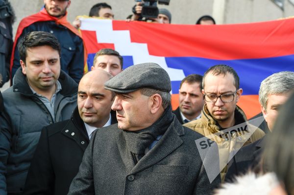 Никол Пашинян и Эдмон Марукян. Акция протеста у посольства Беларуси в Армении против экстрадиции блогера Александра Лапшина в Азербайджан - Sputnik Армения