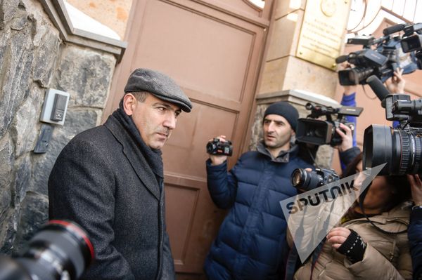 Никол Пашинян у входа в посольство. Акция протеста у посольства Беларуси в Армении против экстрадиции блогера Александра Лапшина в Азербайджан - Sputnik Армения