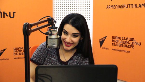 ԵՐԳՉՈՒՀԻ ԱՆՆԱ ԽԱՉԱՏՐՅԱՆԸ ՔԱՋԱԼԵՐՈՒՄ Է  «ТЫ СУПЕР!» ՀԵՌՈՒՍՏԱՇՈՈՒԻ ՄԱՍՆԱԿԻՑ ԱՆԳԵԼԻՆԱ ՊԱՊԻԿՅԱՆԻՆ - Sputnik Արմենիա