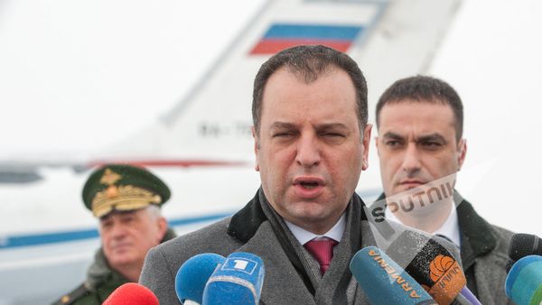 Виген Саркисян в аэропорту Эребуни при отправке гумпомощи в Сирию - Sputnik Արմենիա