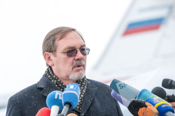 Чрезвычайный и Полномочный посол России в Армении Иван Волынкин в аэропорту Эребуни перед отправкой гуманитраного груза из Армении в Сирию - Sputnik Армения