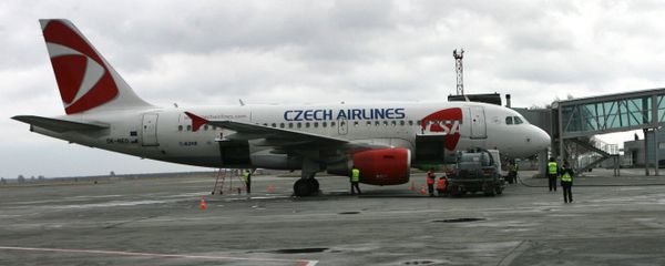 На стоянке у международного терминала аэропорта Толмачево - самолет Airbus-319 авиакомпании Чешские аэролинии ( CSA Czech Airlines) - Sputnik Արմենիա