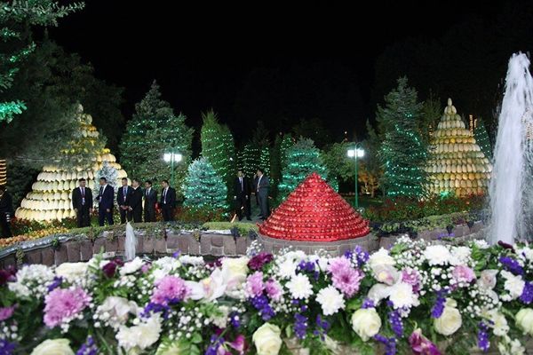 Вечерняя прогулка глав государств-членов ОДКБ в одном из парков Душанбе Вечерняя прогулка глав государств-членов ОДКБ в одном из парков Душанбе - Sputnik Армения