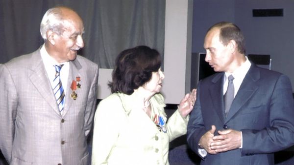 Геворк и Гоар Вартаняны с Владимиром Путиным  - Sputnik Армения