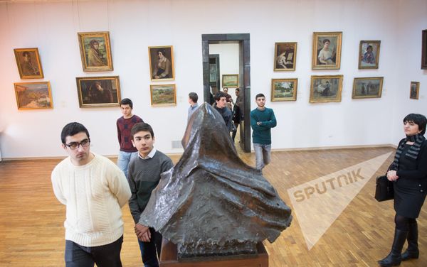 «Հերացի» ավագ դպրոցի սաները Երևանի պետական բժշկական համալսարանի ռեկտոր Արմեն Մուրադյանի նախաձեռնությամբ ծանոթացան Հայաստանի ազգային պատկերասրահի ցուցանմուշներին - Sputnik Արմենիա