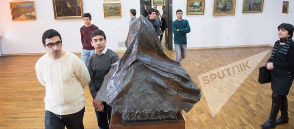 Ученики школы имени Мхитара Гераци и Армен Мурадян посетили Национальную галлерею Ученики школы имени Мхитара Гераци и Армен Мурадян посетили Национальную галлерею - Sputnik Армения