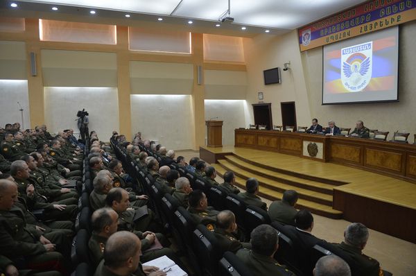 Серж Саргсян встретился с руководством ВС Армении - Sputnik Արմենիա