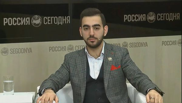 Роман Халафян показал несколько фокусов во время пресс-конференции - Sputnik Армения