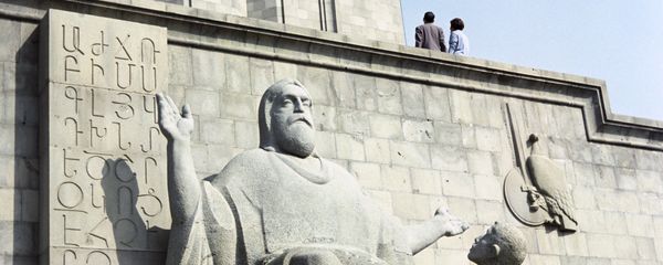 Памятник Месропу Маштоцу и его ученику у книгохранилища Матенадаран Памятник Месропу Маштоцу и его ученику у книгохранилища Матенадаран - Sputnik Армения