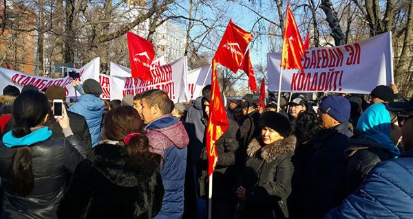 Сторонники Текебаева у здания ГКНБ - Sputnik Армения