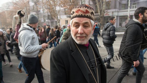 Праздник Барекендан. Настоятель церкви Сурб Саркис (святого Саркиса) протоиерей Петрос Малян - Sputnik Արմենիա