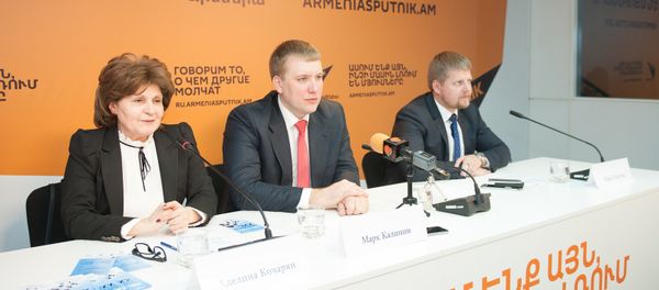 Аделина Кочарян, Марк Калинин и Иван Телегин. П/к на тему открытия выставки Образование XXI век - Sputnik Армения