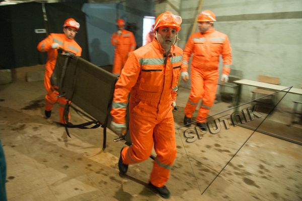 В учебной тренировке МЧС Армении было задействовано несколько десятков спасателей. - Sputnik Армения