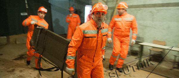 Учебная тренировка МЧС Армении: Организация защиты  студентов и сотрудников в случае внезапного нападения противника - Sputnik Армения