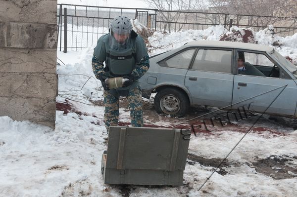 В машине, оказавшейся под обстрелом, находился один человек. После профессиональной работы спасателей, пострадавшего удалось извлечь. - Sputnik Армения
