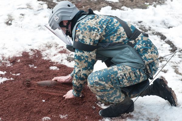 Учебная тренировка МЧС Армении: Организация защиты  студентов и сотрудников в случае внезапного нападения противника - Sputnik Армения