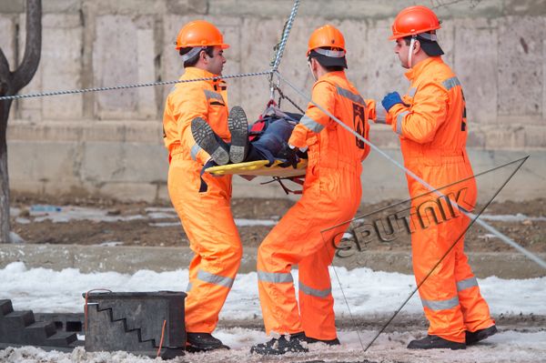 Учебная тренировка МЧС Армении: Организация защиты  студентов и сотрудников в случае внезапного нападения противника - Sputnik Армения