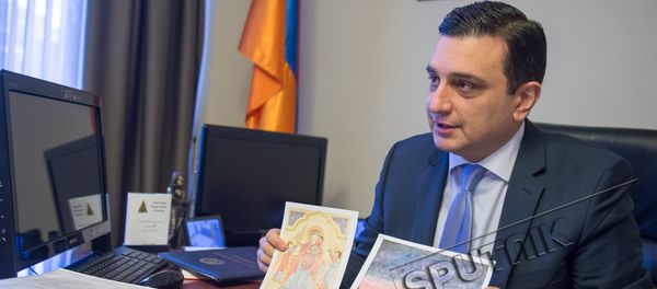 Акция медицинского университета Армении: Армен Мурадян показывает подарочные открытки, сделанные военнослужащими - Sputnik Արմենիա