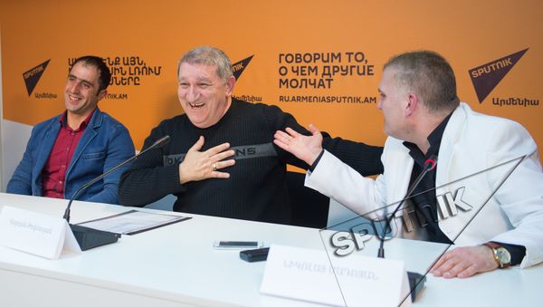 Рекордсмены Артем Солоян и Николай Мадоян и их представитель Вардан Товмасян в пресс-центре Sputnik Армения - Sputnik Армения