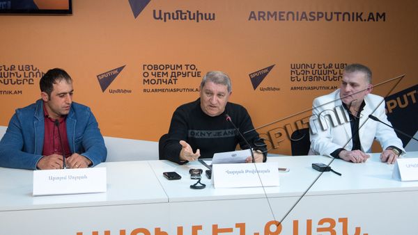 Рекордсмены Артем Солоян и Николай Мадоян и их представитель Вардан Товмасян в пресс-центре Sputnik Армения - Sputnik Արմենիա