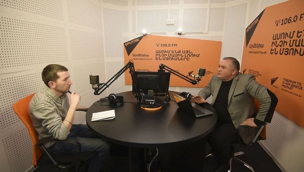 Исполнитель народных песен Арсен Григорян высоко оценил выступление армянской участницы “Ты супер!” Ангелины Папикян - Sputnik Армения