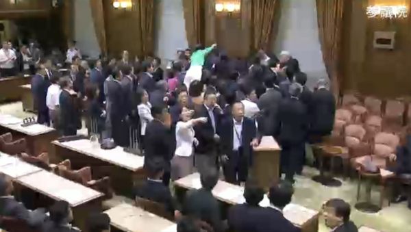 СПУТНИК_Японские парламентарии устроили потасовку из-за законопроекта о самообороне - Sputnik Армения