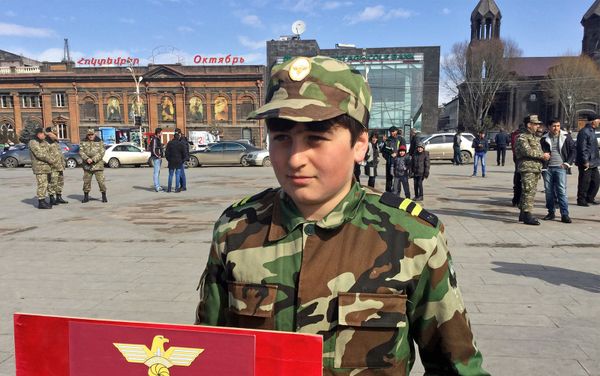 Бабкен Саргсян. Церемония принесения присяги юными добровольцами Союза Еркрапа в Гюмри - Sputnik Армения