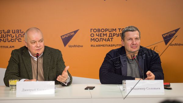 Дмитрий Киселев и Владимир Соловьев в пресс-центре Sputnik Армения - Sputnik Армения