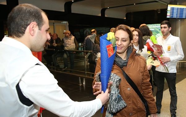 Мэрия Еревана преподнесла подарки женщинам в аэропорту Звартноц Мэрия Еревана преподнесла подарки женщинам в аэропорту Звартноц - Sputnik Армения