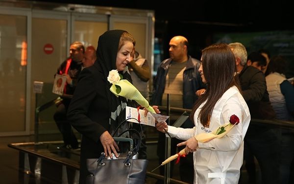 Мэрия Еревана преподнесла подарки женщинам в аэропорту Звартноц Мэрия Еревана преподнесла подарки женщинам в аэропорту Звартноц - Sputnik Армения