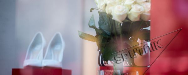 Цветы. 8 марта. Белые розы - Sputnik Армения