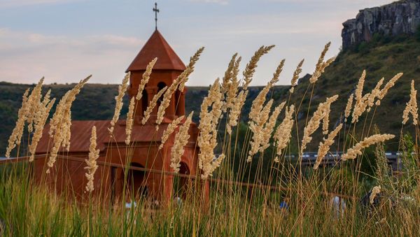 церковь горы трава природа - Sputnik Армения