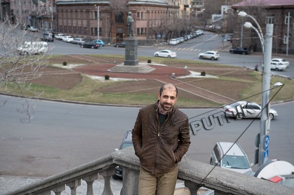 Давид Юханян Уже семь лет работает архитектором, при этом еще и рисует. Учился в Ереванском государственном архитектурно-строительном университете. По специальности архитектор. С 2013 года является членом Союза архитекторов Еревана. – Кем только не хотел стать в детстве, но самым заветным желанием было стать художником.  Свое будущее видит в живописи и архитектуре.  P.S. Все на Земле – от космоса до насекомых – состоит из мельчайших частиц. Я пишу картины по тому же принципу: каждое полотно состоит из маленьких картин, - говорит Давид. - Sputnik Армения
