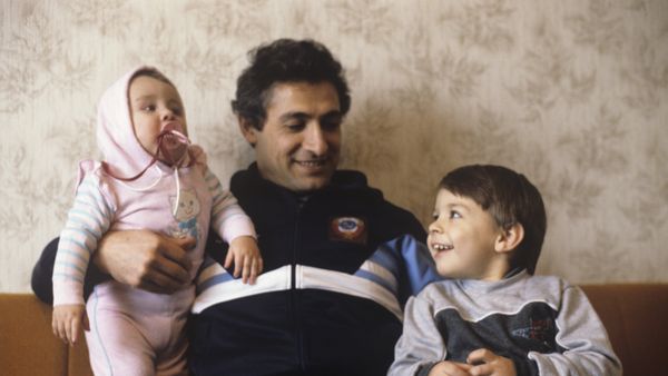 Заслуженный мастер спорта СССР (1977), рекордсмен мира по тяжелой атлетике, чемпион Олимпийских игр (1980), многократный чемпион мира, Европы и СССР в весовой категории до 82,5 кг Юрий Варданян с сыновьями - Sputnik Արմենիա
