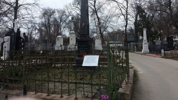 Табличка на могиле, расположенной на Армянском кладбище в Кишиневе - Sputnik Армения