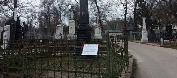Табличка на могиле, расположенной на Армянском кладбище в Кишиневе Табличка на могиле, расположенной на Армянском кладбище в Кишиневе - Sputnik Արմենիա