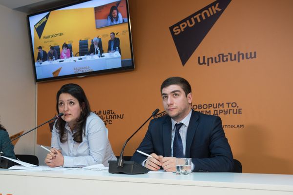 Участники видеомоста Армения-Кыргызстан: экономическое партнерство и перспективы Цовинар Костанян и Арман Гукасян - Sputnik Արմենիա